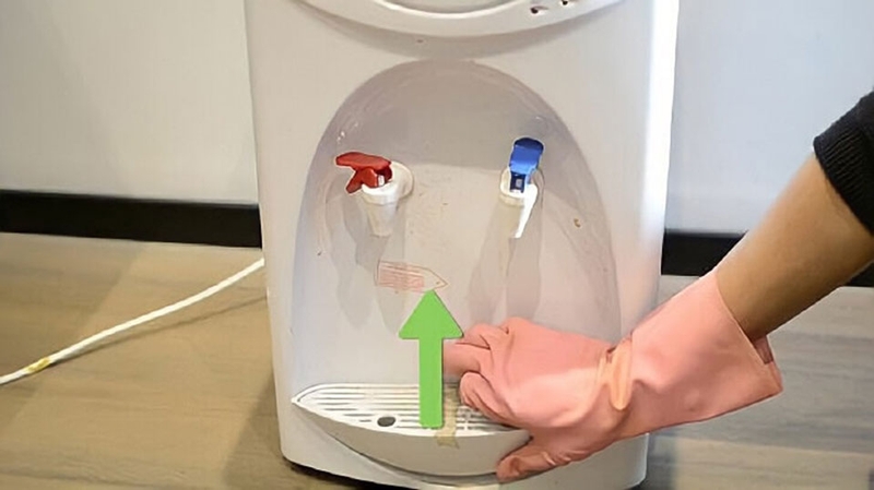 C&acirc;y nước n&oacute;ng lạnh bị tr&agrave;n nước - 05