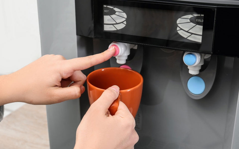 C&acirc;y nước n&oacute;ng lạnh bị tr&agrave;n nước - 06