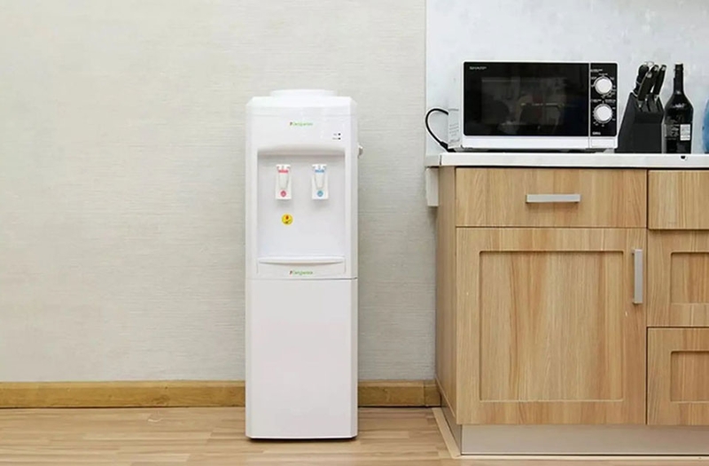 C&acirc;y nước n&oacute;ng lạnh bị tr&agrave;n nước - 07