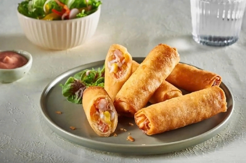 Cách thưởng thức chả giò tôm thịt khoai môn