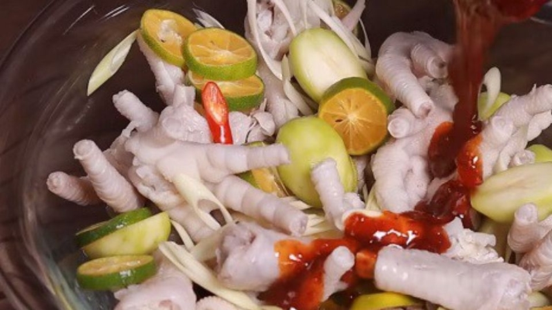 Bước 4: Trộn chân gà rút xương với cóc non