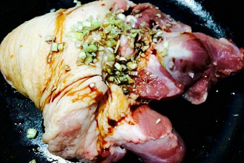 ướp chân giò kho riềng