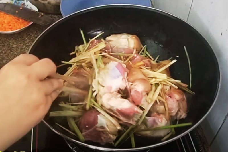 chân giò kho riềng kho 30-40 phút