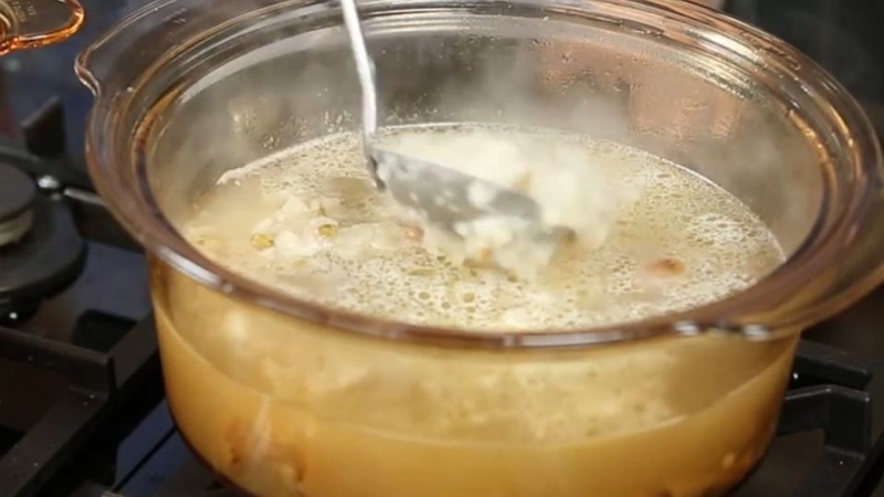 Bước 2: Nấu nước dùng