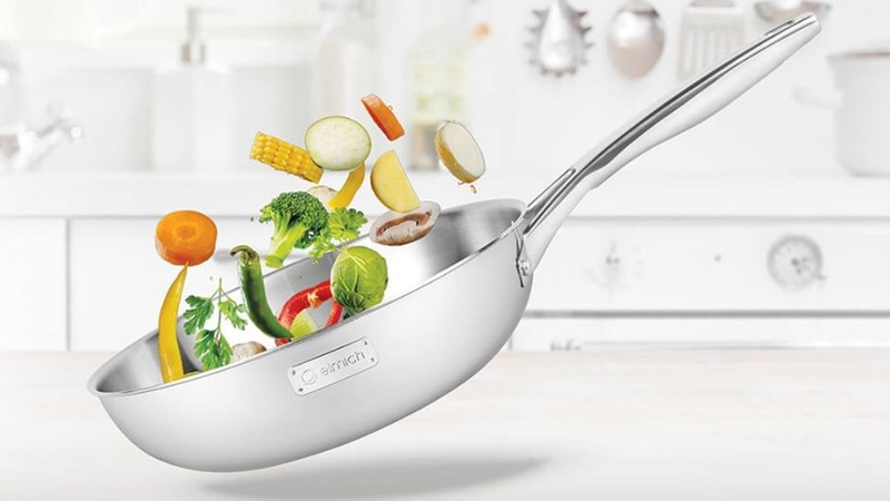 Tay cầm từ inox 201 chắc chắn, thiết kế thêm lỗ treo tiện lợi để sắp xếp gọn gàng trong gian bếp