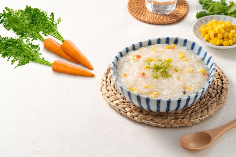 Cháo ngô cà rốt cho bé ăn dặm