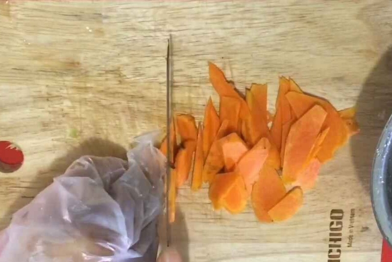 Nghệ gọt vỏ, thái lát mỏng