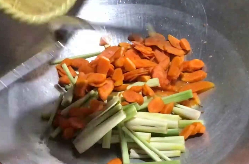 Thêm sả cắt khúc cùng với nghệ vào