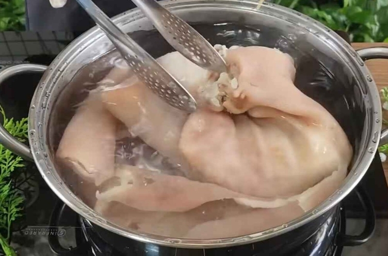 Ngâm ngay vào thau nước đá lạnh