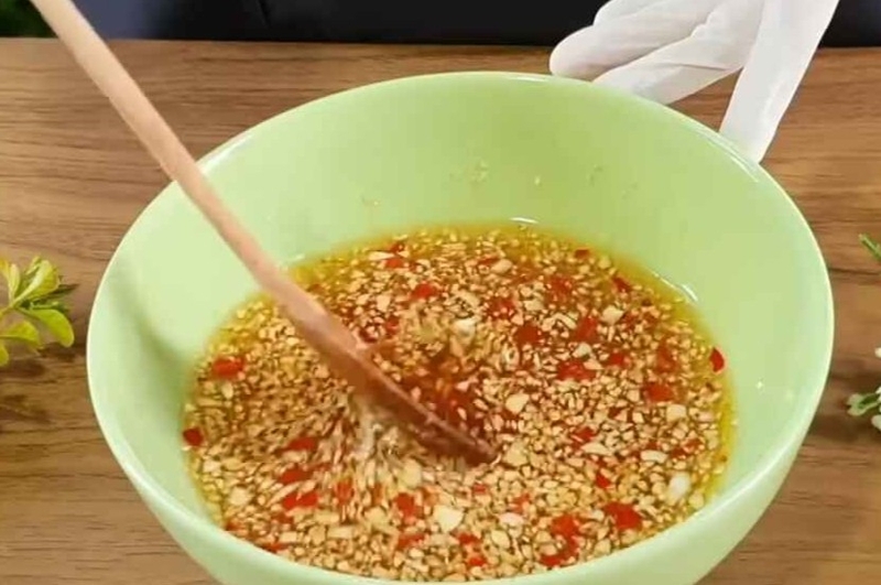 Thêm 2 muỗng canh tỏi ớt
