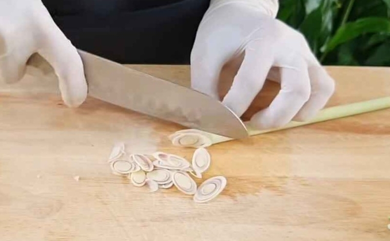 Sả thái lát mỏng xéo