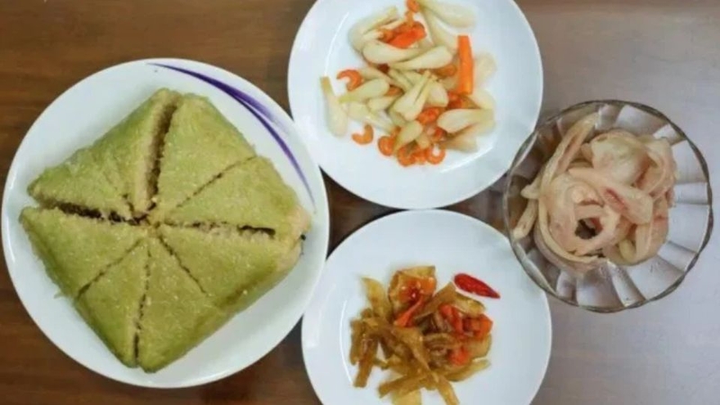 Bánh chưng ăn với các món ăn kèm