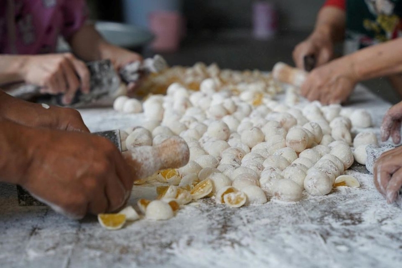 chế biến kẹo cau Huế