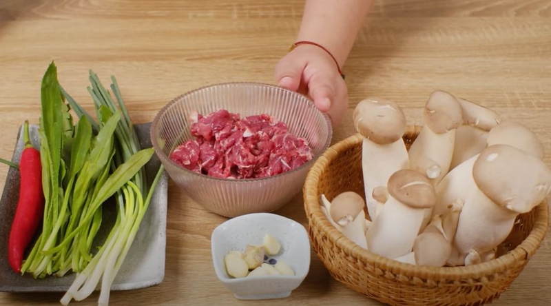 nguyen lieu nam dui ga xao thit bo