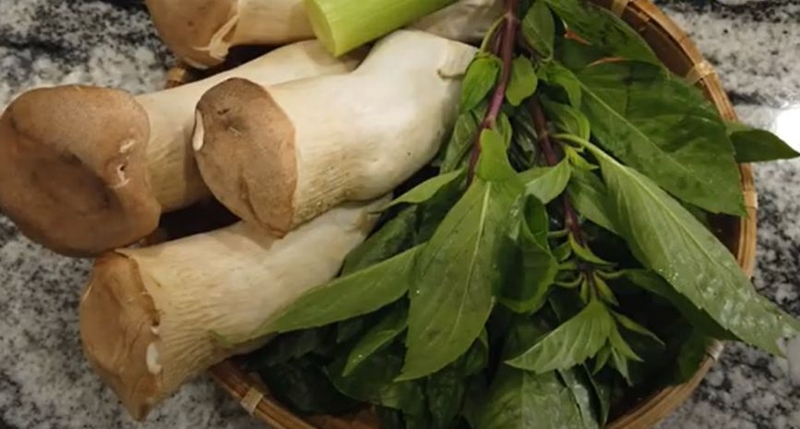 nguyen lieu nam dui ga xao la hung que