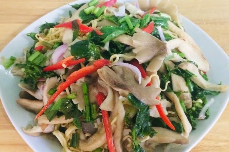 Mì xào nấm mối