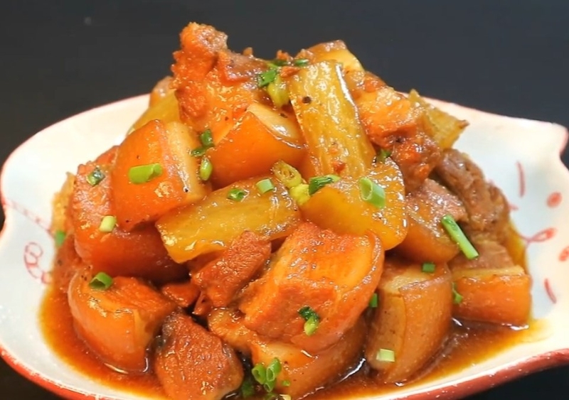 Thịt ba chỉ kho củ cải