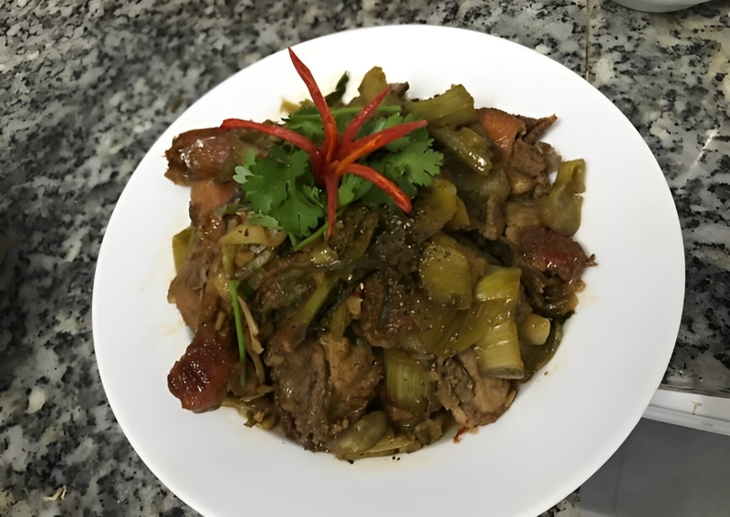Vịt quay kho cải chua