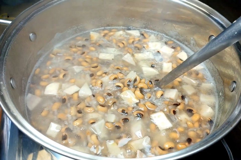 nấu chè đậu trắng khoai môn
