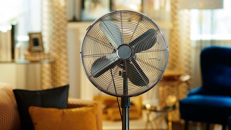 Sử dụng quạt để hỗ trợ làm mát song song với máy lạnh