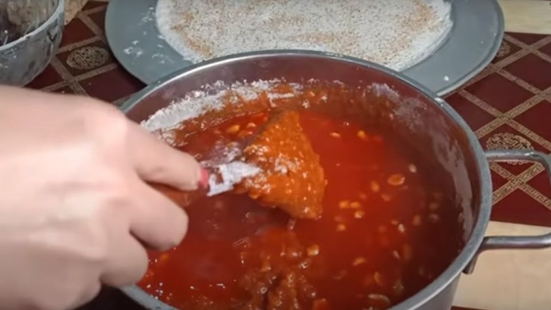 Bước 3: Khuấy bột với hỗn hợp gấc