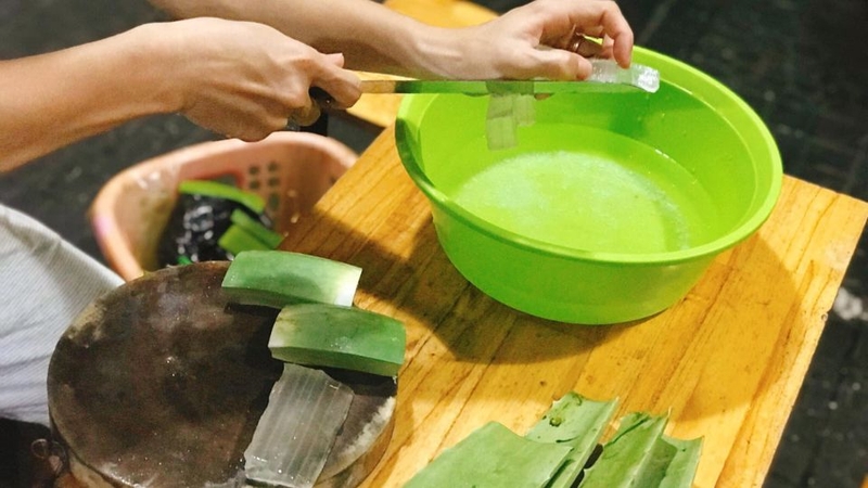 Bước 1: Sơ chế nha đam