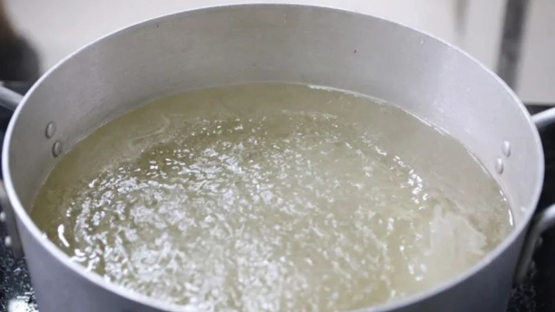 Bước 2: Nấu nước đường phèn