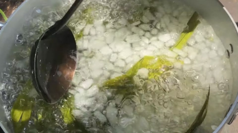 Bước 4: Thêm dừa tươi