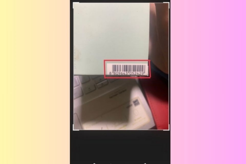 Hướng camera điện thoại về phía mã vạch