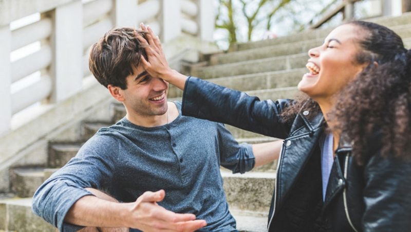 Một người có thể cực yêu thích việc trò chuyện với ai đó