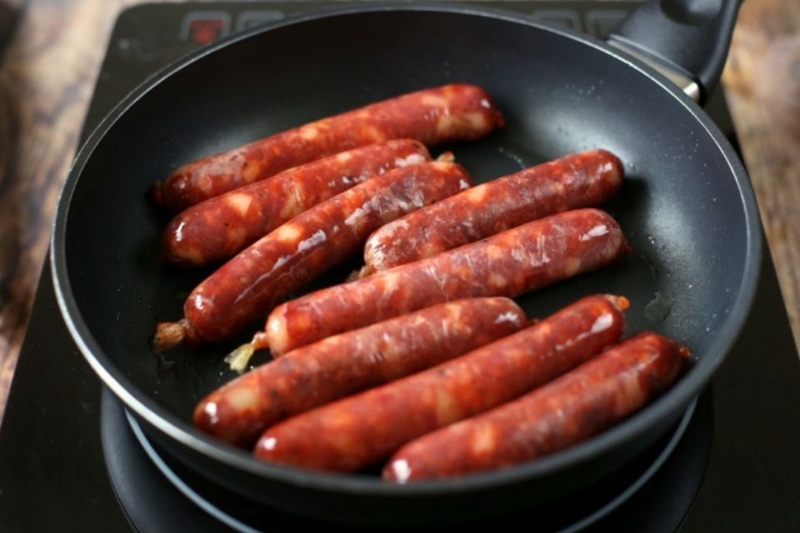 chiên lạp xưởng bằng nước (ảnh 2)