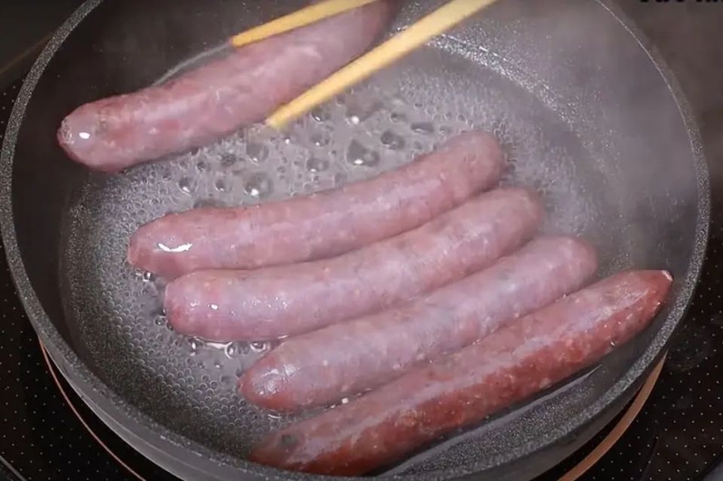 chiên lạp xưởng bằng nước (ảnh 3)