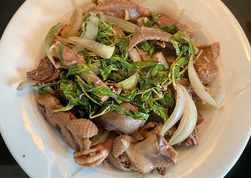 chim bồ câu xào rau răm ảnh 1