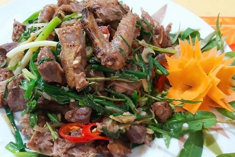 chim bồ câu xào rau răm ảnh 5