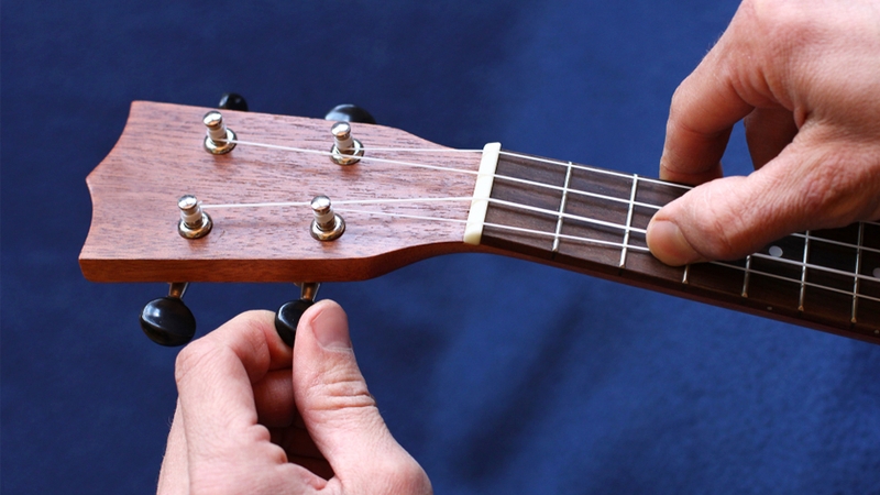 Chỉnh dây ukulele là điều quan trọng khi chơi nhạc cụ này