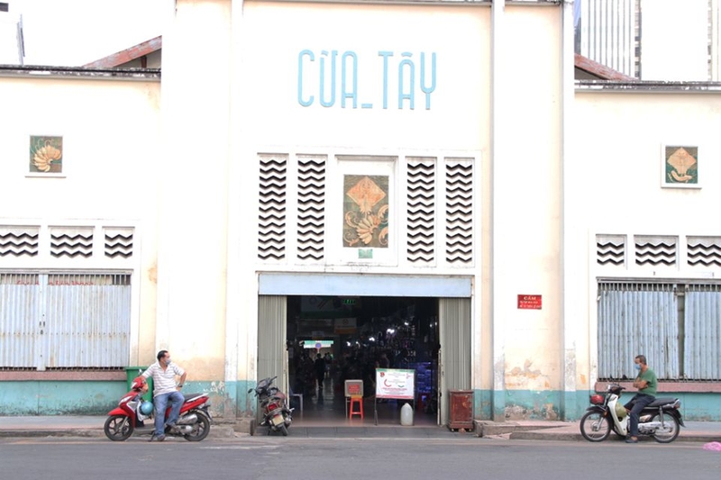 Chợ Bến Thành có mấy cổng vào?