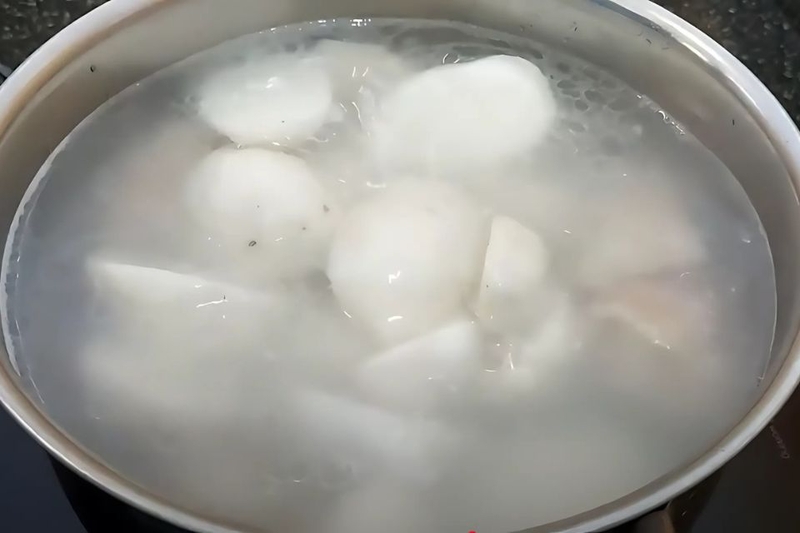 cho khoai sọ vào