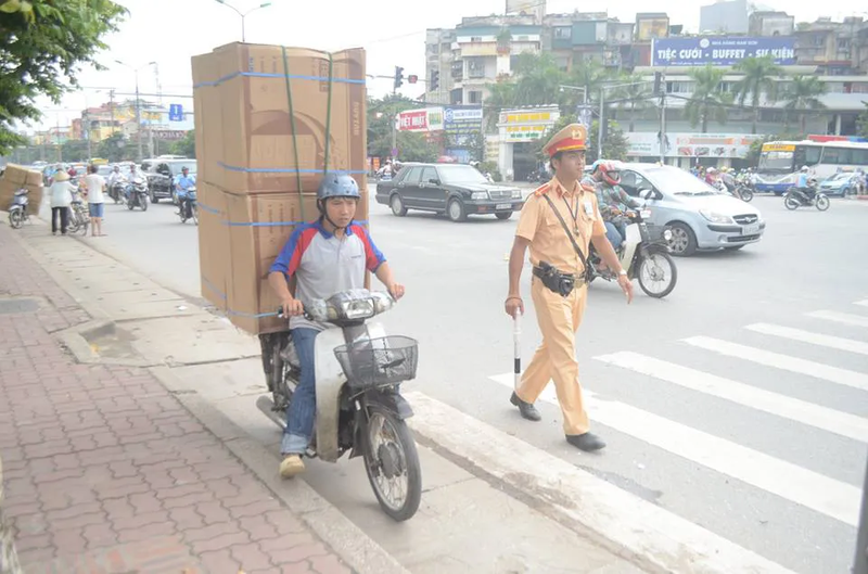 Chở máy giặt bằng xe máy