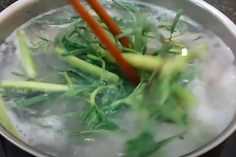 cho rau rút vào canh khoai sọ rau rút nấu sườn