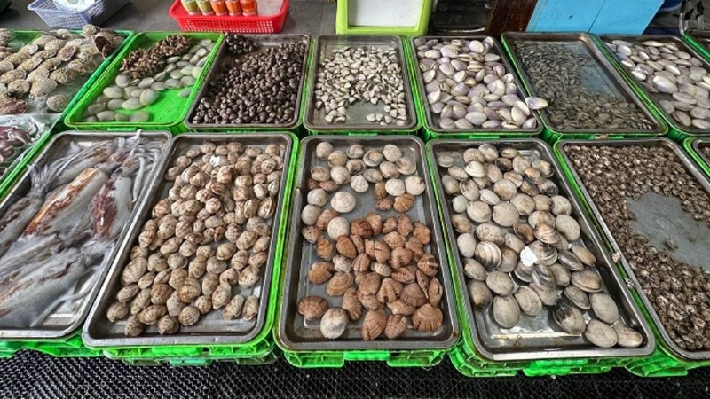 Giá tham khảo của các loại hải sản ở chợ Xóm Lưới