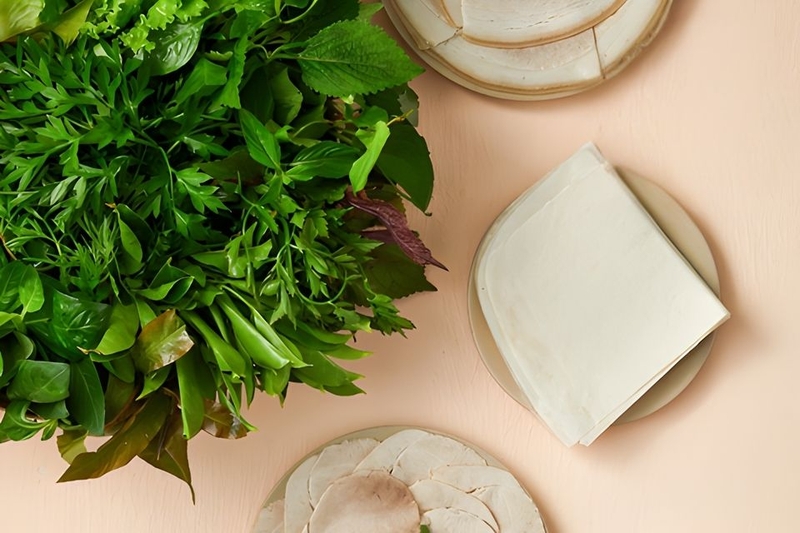 chuẩn bị rau sống và bánh tráng