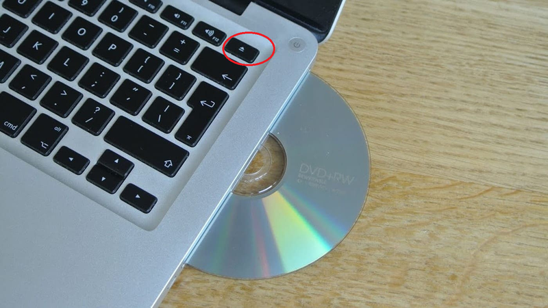 Sử dụng phím Eject trên bàn phím