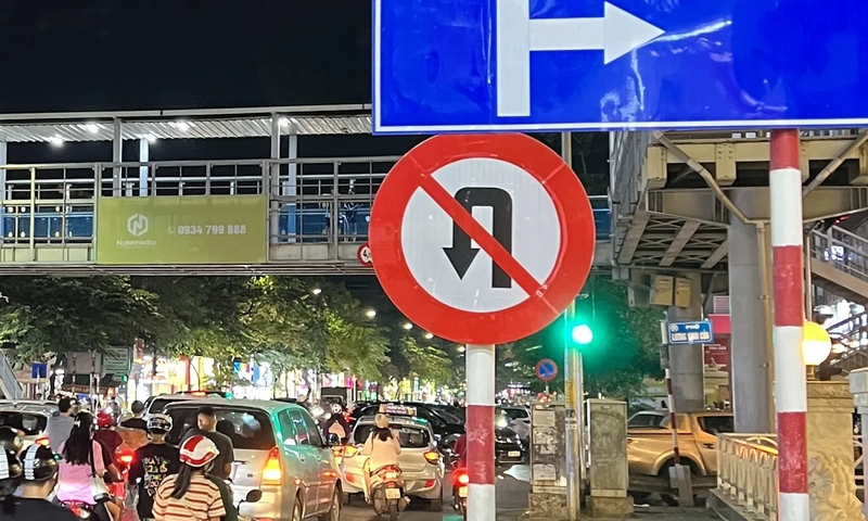 Có được quay đầu xe ở ngã tư đèn đỏ 3
