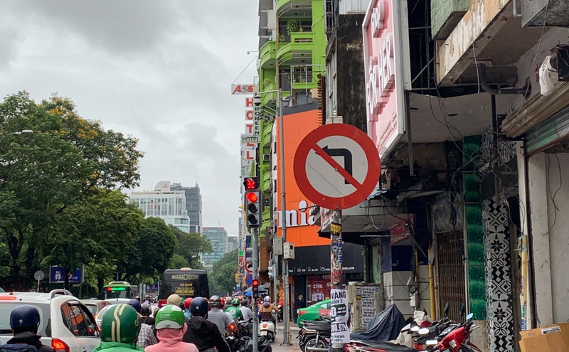 Có được quay đầu xe ở ngã tư đèn đỏ 1
