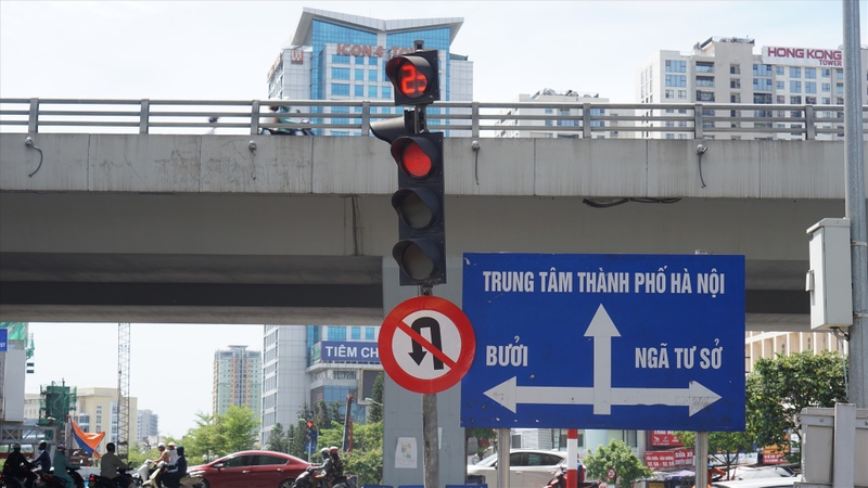 Có được quay đầu xe ở ngã tư đèn đỏ 4
