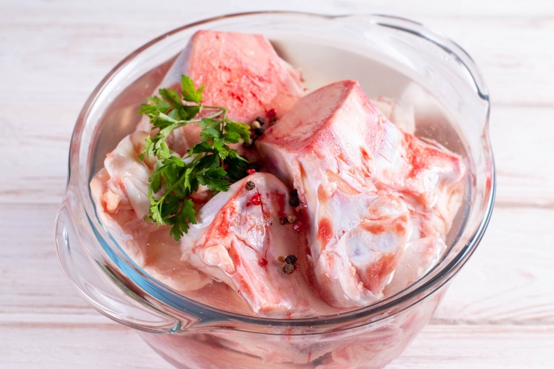 có nên chần xương trước khi nấu 6
