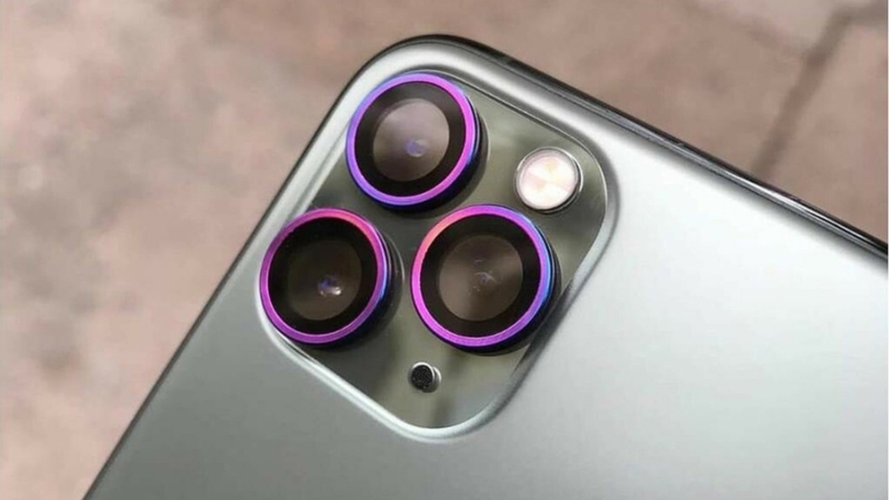 Dùng miếng dán bảo vệ ống kính camera iPhone 16