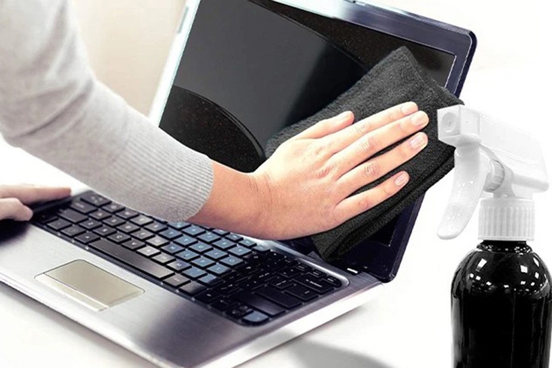 Có nên dùng dung dịch lau màn hình laptop và điện thoại 5