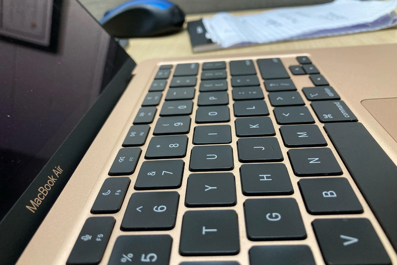 Bàn phím, trackpad và kết nối