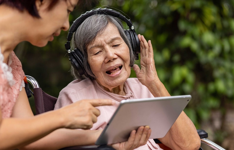 có nên mua máy tính bảng cho người già 4.jpg